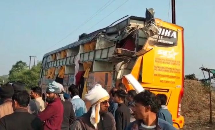 गुना में भीषण सड़क हादसा, लखनऊ से इंदौर जा रही बस पलटी