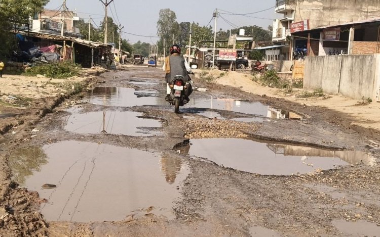 जवा से इटौरी–गढ़ी जाने वाली सड़क गड्ढों से खाई में तब्दील, 20 किमी में लगते हैं 2 घंटे