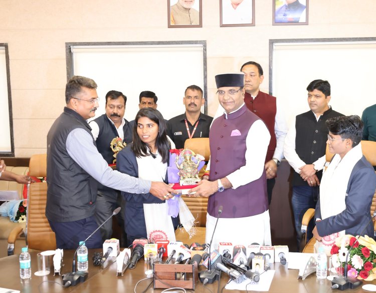 टीटी नगर स्टेडियम में एमपी की तीन खिलाड़ियों का सम्मान, खेल मंत्री विश्वास सारंग ने की सराहना