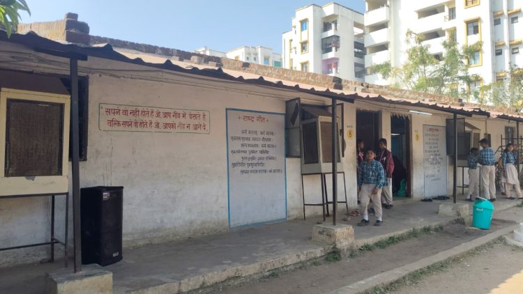 Bhopal:राजधानी में शिक्षा व्यवस्था की खुली पोल, टीन शेड के नीचे चल रहा सरकारी स्कूल