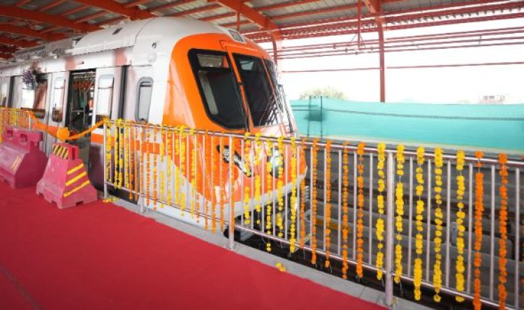 भोपाल मेट्रो में पहली बार बैठे यात्री, सुबह 9 बजे से शाम 7 बजे तक चलेगी मेट्रो