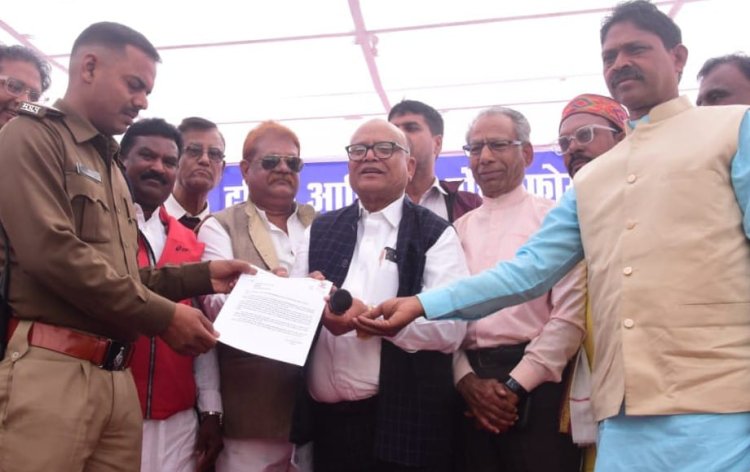 IAS संतोष वर्मा के समर्थन में धरना, मुख्यमंत्री के नाम सौंपा ज्ञापन