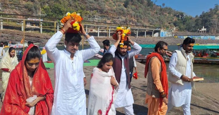CM के बेटे-बहू कर रहे नर्मदा परिक्रमा ओंकारेश्वर से यात्रा की शुरू
