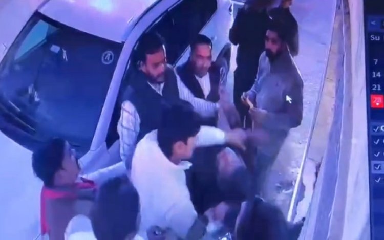 ''चाचा विधायक हैं हमारे'' मैहर टोल पर विधायक के भतीजे की गुंडागर्दी, कर्मचारी को पीटा