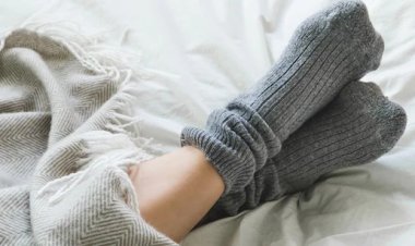 रात में मोज़े पहनकर सोना सही है या गलत? जानिए सेहत पर इसका असर