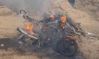 युवक ने खुद की मोटरसाइकल में लगाई आग, पूरी तरह जलकर हुई खाक