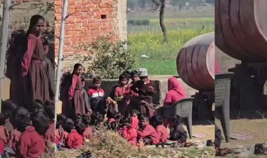 रीवा: खेत में लगती हैं क्लासेज, छड़ी से होती है बच्चों की पिटाई, स्कूल का वीडियो वायरल