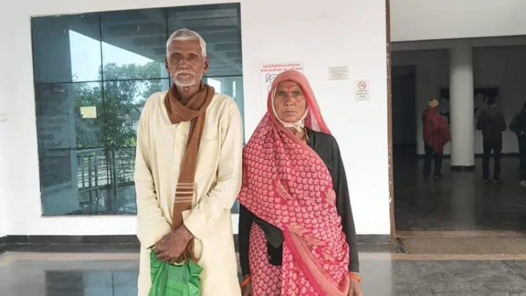 “कागजों में मृत, हकीकत में जिंदा”: जनसुनवाई में बुजुर्ग ने कलेक्टर को दिखाए जिंदा होने के सबूत