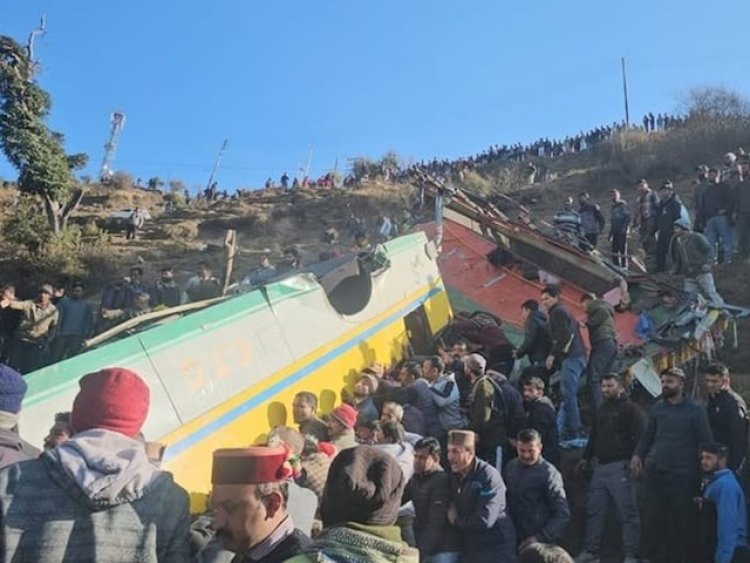 हिमाचल प्रदेश में बस खाई में गिरी, 12 लोगों की मौत, कई यात्री घायल