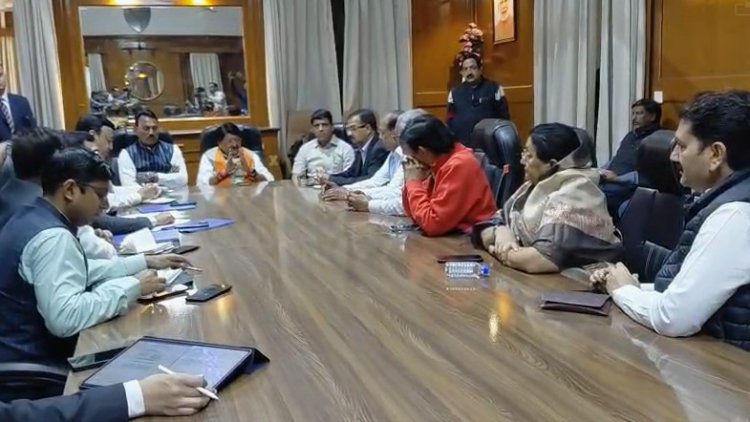 इंदौर में प्रशासन-जनप्रतिनिधियों की जंबो बैठक, शुद्ध जल आपूर्ति की तैयारी