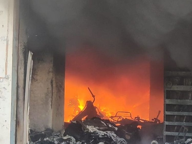 4 दुरेहा में ऑटो पार्ट्स की दुकान में भीषण आग, कर्मचारी झुलसा