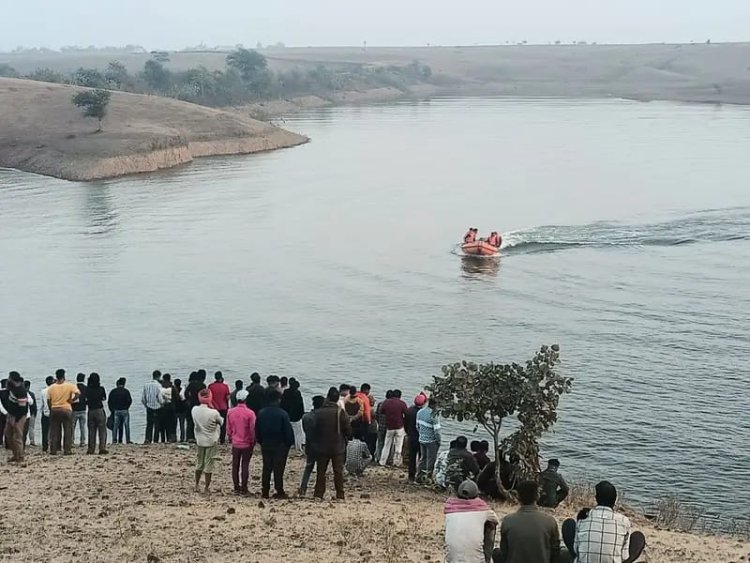 Agar Malwa मछली पकड़ने उतरे युवकों की नाव पलटी, SDRF का रेस्क्यू जारी