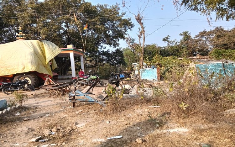 भू-माफियाओं के हौसले बुलंद: हनुमान मंदिर की सरकारी जमीन पर जारी है अवैध कब्जा