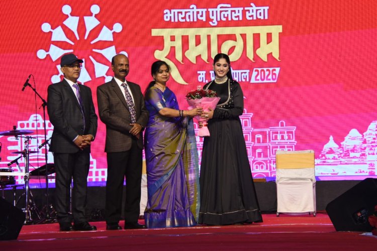 IPS मीट में सुरों की शानदार जुगलबंदी, DIG कैलाश मकवाना ने प्रसिद्ध गायिका प्रतिभा सिंह बघेल के साथ गाया गाना