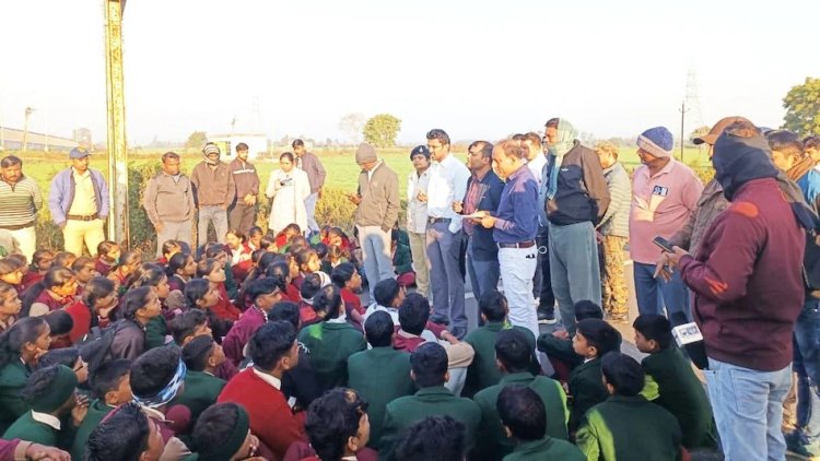 Harda Eklavya Residential School Protest: दीवार फांदकर 40km पैदल निकले 400 छात्र