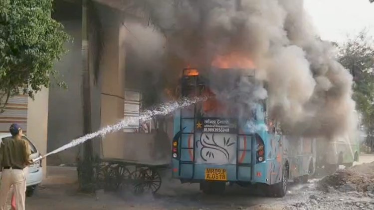 Ujjain: दो समुदायों में हिंसक झड़प, बसों को किया आग के हवाले, इलाके में भारी पुलिस बल तैनात