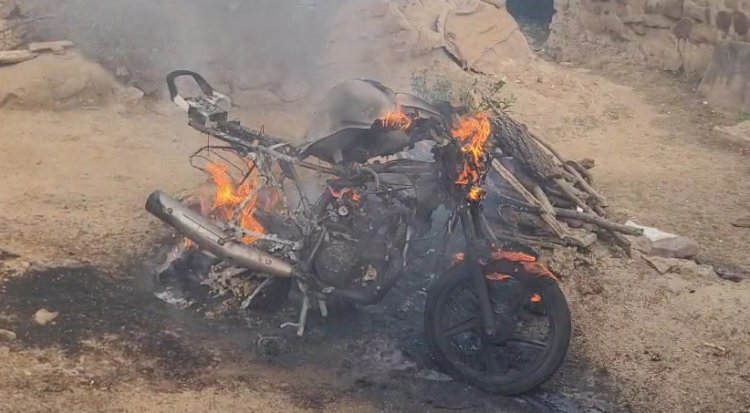 युवक ने खुद की मोटरसाइकल में लगाई आग, पूरी तरह जलकर हुई खाक
