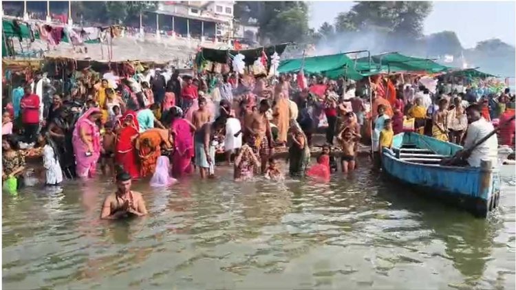 नर्मदा जयंती पर बरमान घाट में उमड़ी श्रद्धालुओं की भीड़