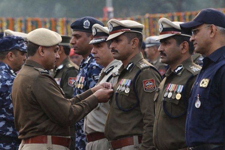 गणतंत्र दिवस 2026: 982 कर्मियों को वीरता और सेवा मेडल, CBI अधिकारी भी सम्मानित