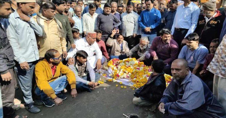 इंदौर के भागीरथपुरा में उल्टी-दस्त से एक और मौत का दावा, मृतकों की संख्या 29, शव रखकर प्रदर्शन