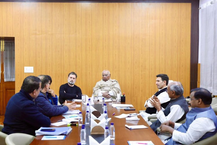 दिल्ली कांग्रेस मुख्यालय में एमपी कांग्रेस की बड़ी बैठक, खरगे और राहुल रहे मौजूद