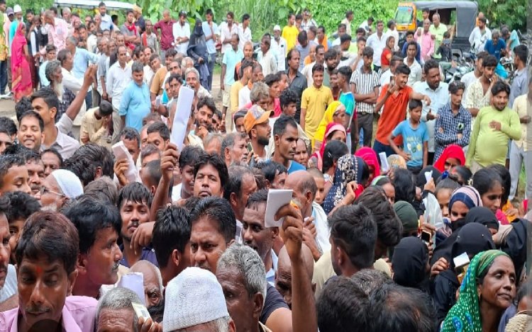 यूरिया न मिलने से किसानों का हंगामा, ई-टोकन से नहीं हो पा रही बुकिंग