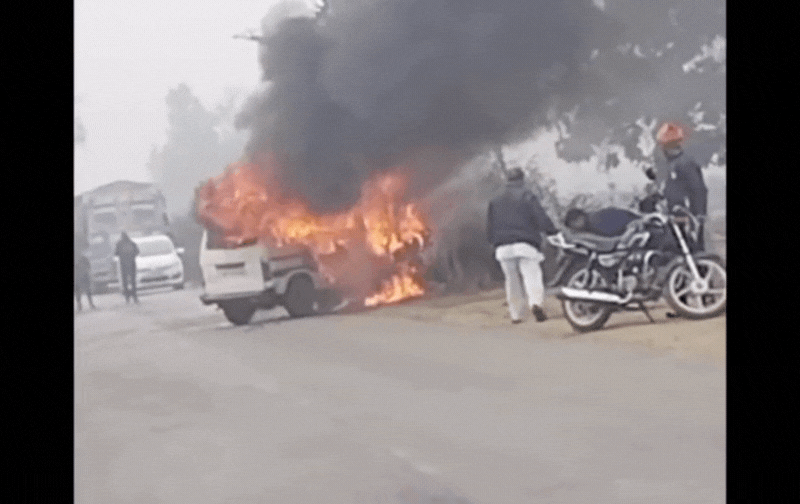 मैहर जा रहे श्रद्धालुओं की ओमनी कार में लगी आग, चालक गंभीर रूप से झुलसा