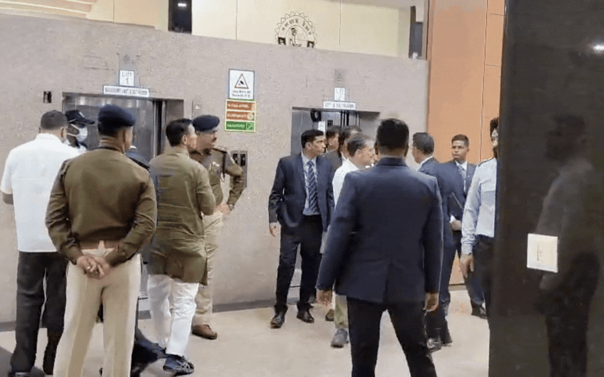 राहुल गांधी का इंदौर दौरा: भागीरथपुरा में पीड़ितों से मिले, कहा- साफ पानी देना सरकार की जिम्मेदारी