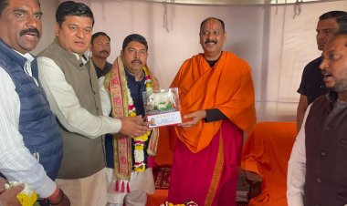 Bhopal: कांग्रेस ने पंडित प्रदीप मिश्रा से की मुलाकात, गौमाता की रक्षा के लिए मांगा समर्थन