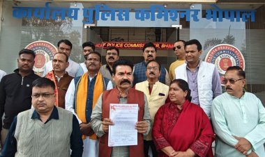 भोपाल गोमांस तस्करी मामला: हिंदू उत्सव समिति ने अमित शाह के नाम भोपाल पुलिस आयुक्त को सौंपा ज्ञापन