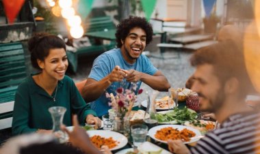 Gen Z New Trend: स्क्रीन से दूर, सोलो डेट्स और इंटरैक्टिव डाइनिंग की ओर