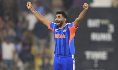 IND vs PAK Live Score:  पाकिस्तान ने गवाएं चार विकेट, अक्षर को मिली सफलता, बाबर आउट