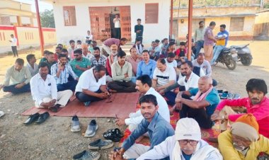 कुसमी पुजारी हत्याकांड: जनाक्रोश चरम पर, तहसील पर अनिश्चितकालीन धरना