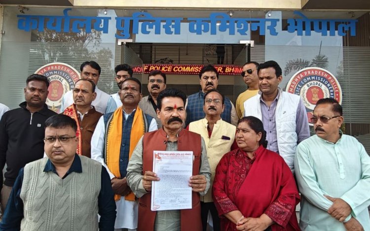 भोपाल गोमांस तस्करी मामला: हिंदू उत्सव समिति ने अमित शाह के नाम भोपाल पुलिस आयुक्त को सौंपा ज्ञापन