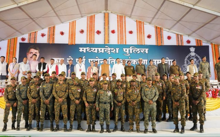 बालाघाट: CM ने किया ₹100 करोड़ के विकास कार्यों का लोकार्पण, 60 जवानों को मिला आउट-ऑफ-टर्न प्रमोशन