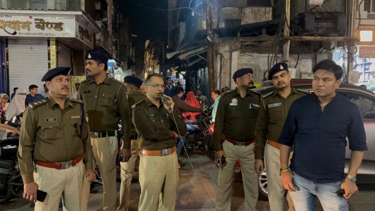 इंदौर: DCP के साथ टीम ने राजवाड़ा के मुख्य बाजारों में किया पैदल भ्रमण, यातायात पुलिस के प्रयास से आवागमन हुआ सुगम
