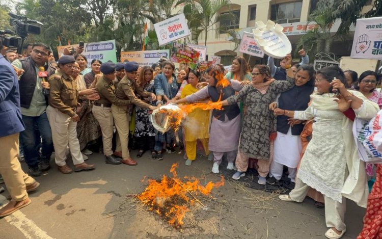 भोपाल: ठेले पर स्कूटी और सिलेंडर रखकर निकलीं महिला कांग्रेस, वित्त मंत्री के बंगले का घेराव किया प्रयास