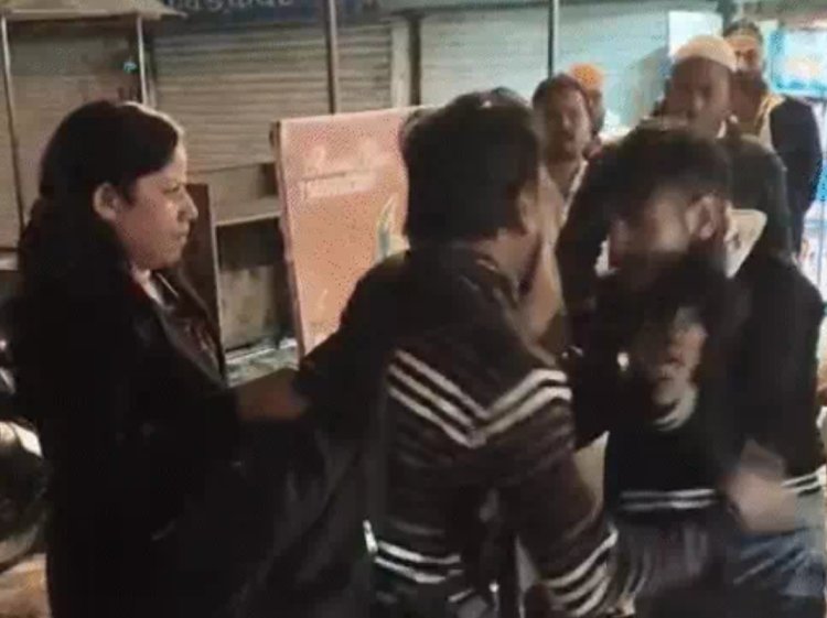 Bhopal मनचले की सरेआम पिटाई, छात्रा के परिवार ने सिखाया सबक