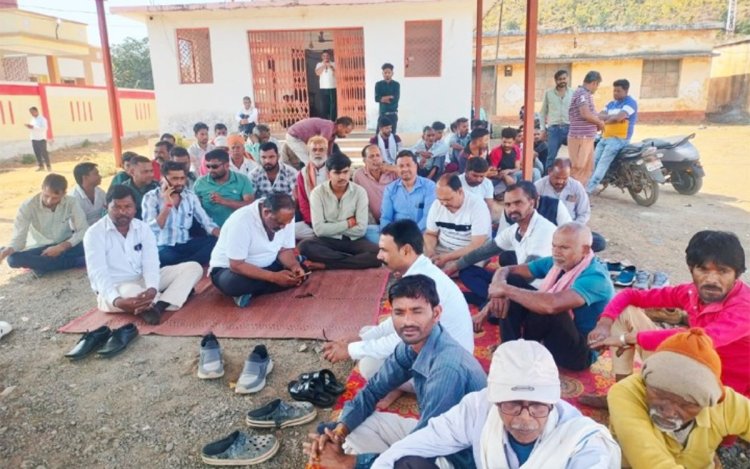 कुसमी पुजारी हत्याकांड: जनाक्रोश चरम पर, तहसील पर अनिश्चितकालीन धरना