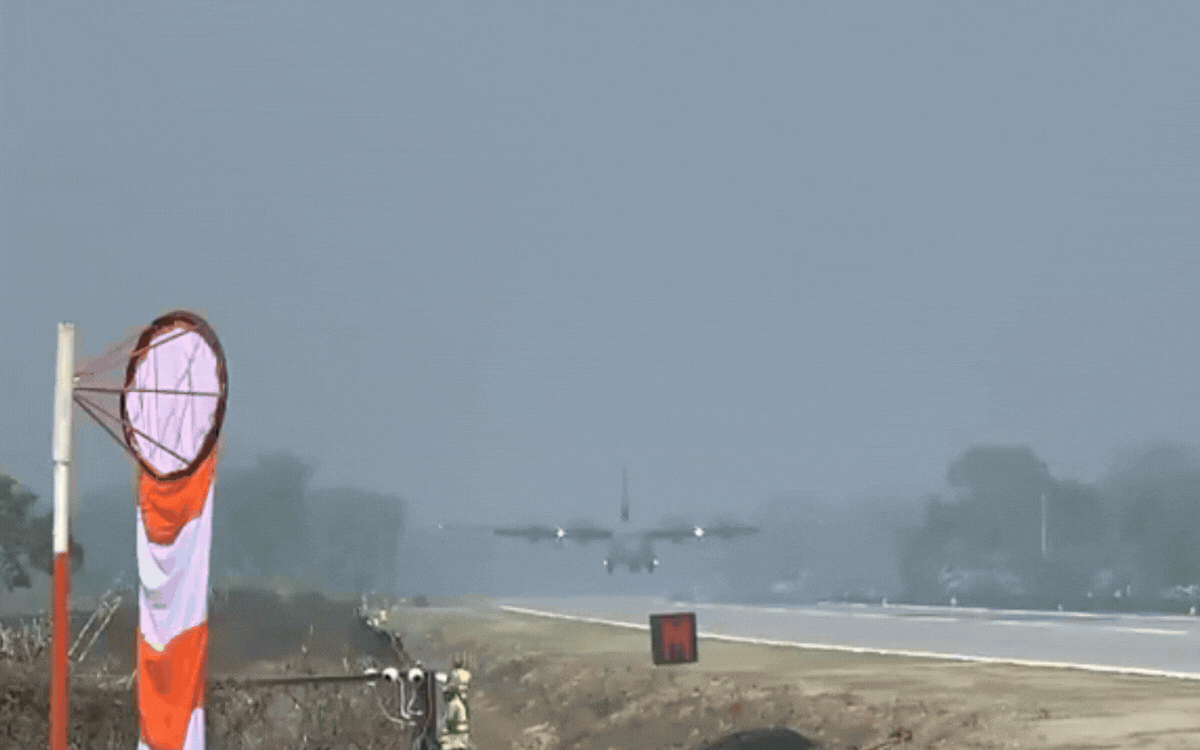 इमरजेंसी स्ट्रिप पर उतरा PM मोदी का विमान, मोरन में हुआ 16 फाइटर जेट का एयर शो