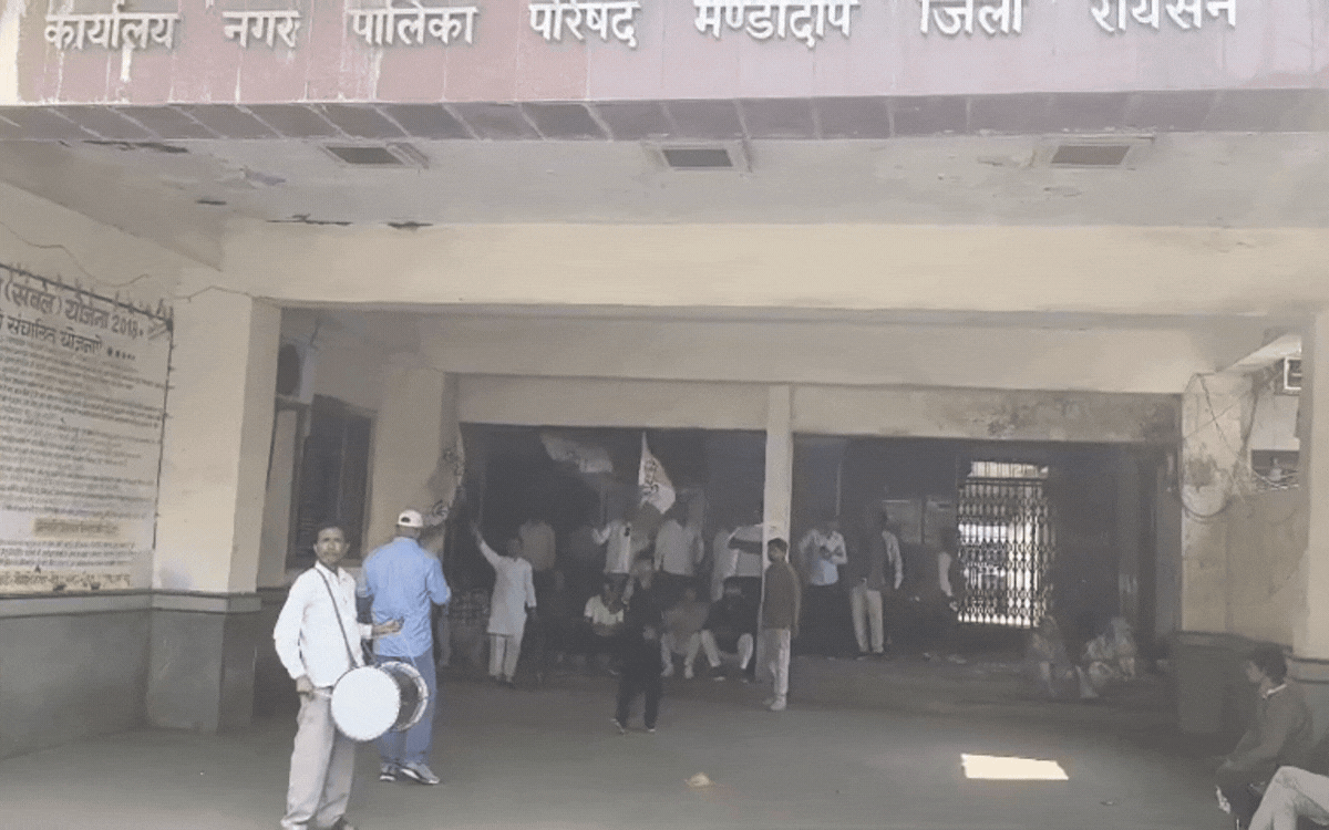 मंडीदीप नगर पालिका: कांग्रेस का अनोखा विरोध प्रदर्शन, ढोल बजाकर भ्रष्टाचार के खिलाफ बुलंद की आवाज