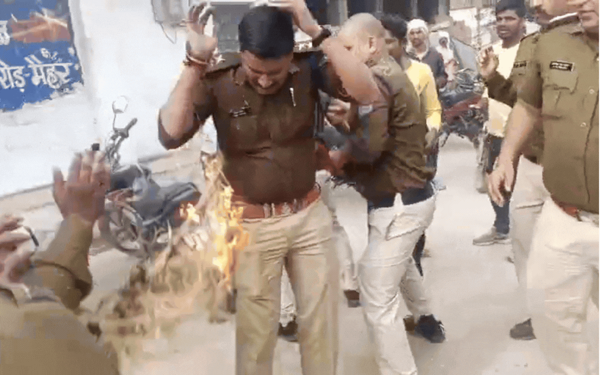 मैहर: पुतला दहन के दौरान ट्रैफिक टीआई आग से झुलसे, आईसीयू में भर्ती