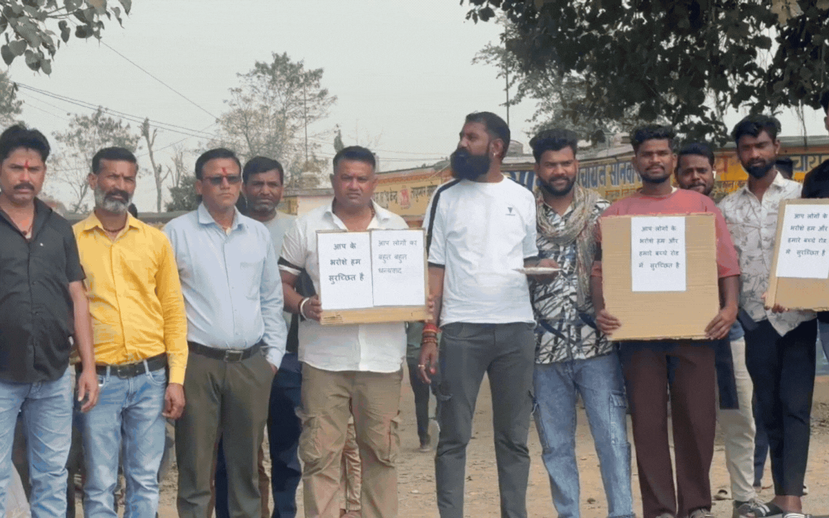 मैहर: ओवरलोड वाहनों के खिलाफ अनोखा विरोध प्रदर्शन, ग्रामीणों ने ड्राइवरों को खिलाई मिठाई-पहनाई माला