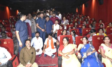 मंत्री कैलाश विजयवर्गीय ने थिएटर में नीचे बैठकर देखी मूवी, इंदौर में BJP कार्यकर्ताओं के साथ देखने पहुंचे थे फिल्म 'शतक'