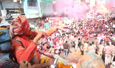 मुख्यमंत्री डॉ. मोहन यादव रंग पंचमी पर उज्जैन में निकलने वाली पारंपरिक गेर में शामिल हुए