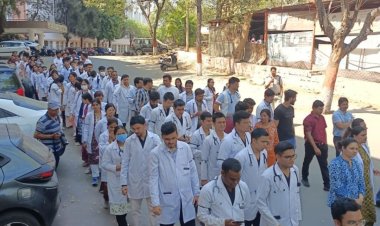 भोपाल के हमीदिया हॉस्पिटल में जूनियर डॉक्टरों का प्रदर्शन, स्टाइपेंड बढ़ाने की मांग