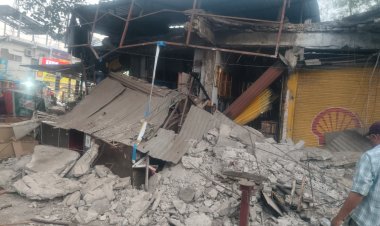 भोपाल में बड़ा हादसा टला,निगम की 40 साल पुरानी दुकानों के छज्जे अचानक गिरे