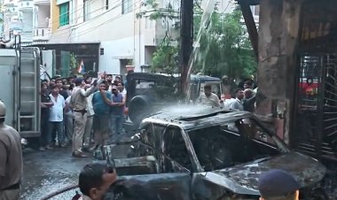 इंदौर में भीषण अग्निकांड में 8 लोगों की मौत: EV चार्जिंग के दौरान जला घर, डिजिटल लॉक ने बचाव में रोड़ा डाला