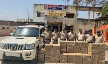 दतिया: BJP का झंडा लगी स्कॉर्पियो से अवैध शराब जब्त, आरोपी अंधेरे का फायदा उठाकर फरार