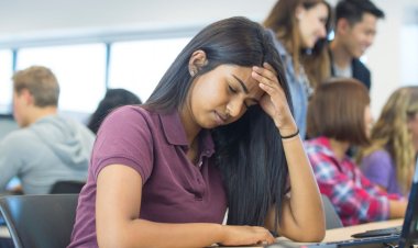 कॉलेज स्टूडेंट्स पर बढ़ता करियर प्रेशर, सपनों की दौड़ या मानसिक बोझ?